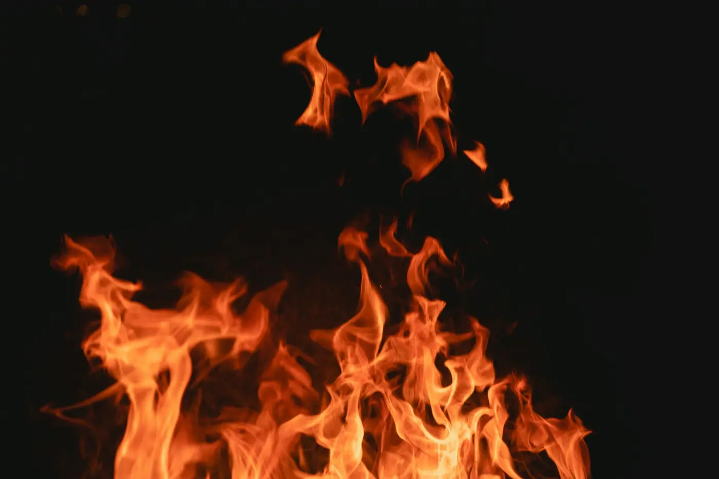 Flammen vor dunklem Hintergrund