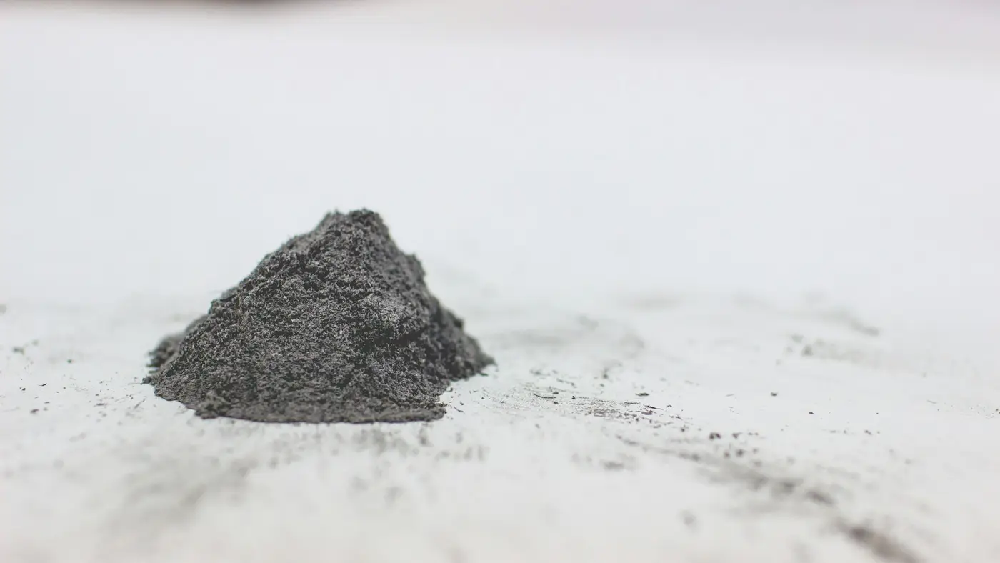 Kleiner Haufen grauer Asche