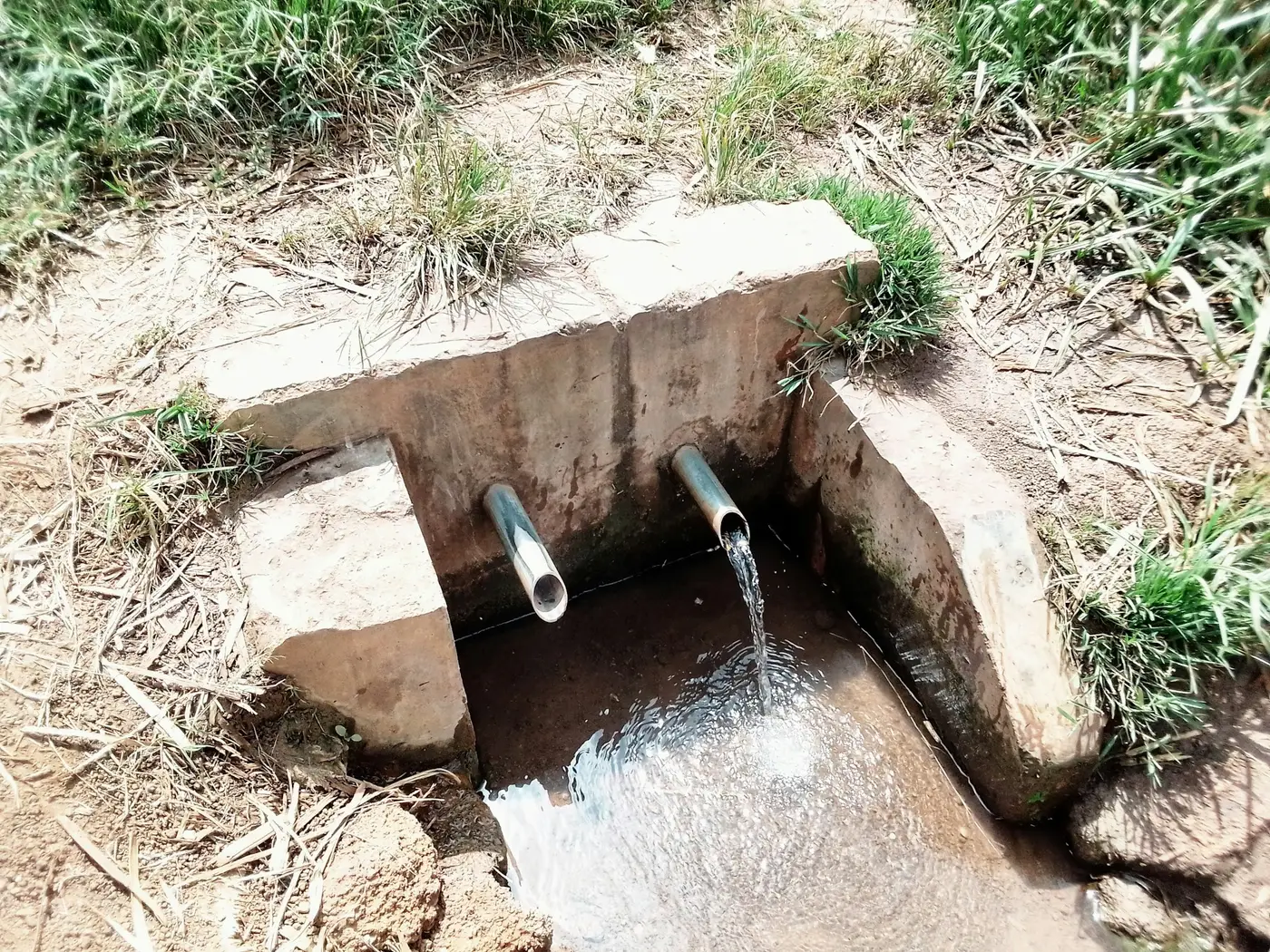 Wasser läuft aus einem Ablaufrohr