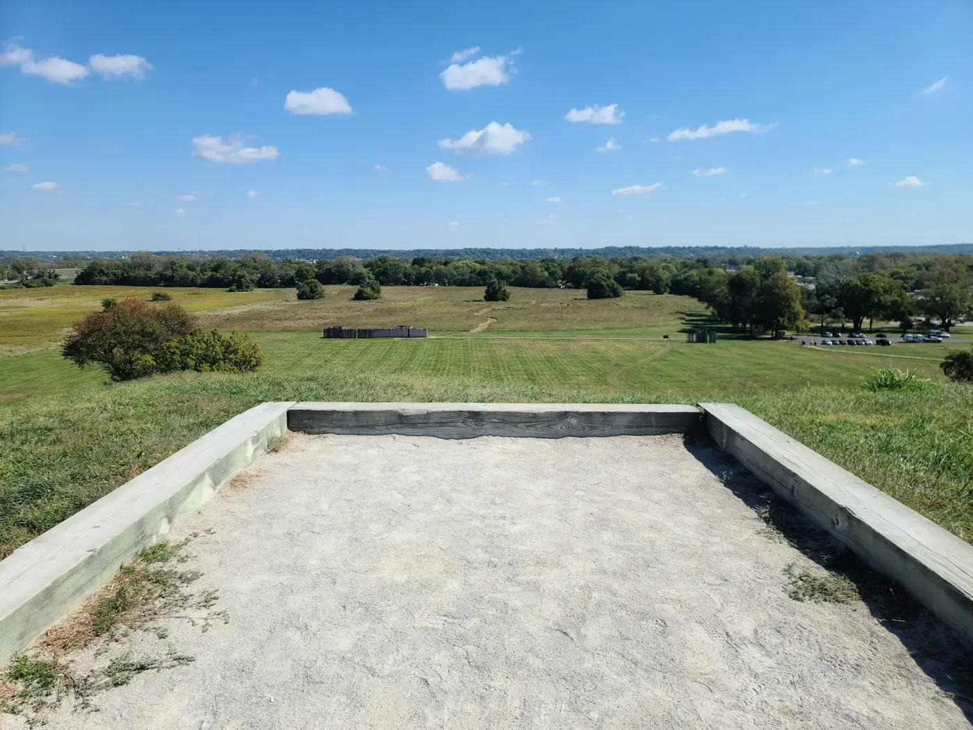 Kleine eingefasste Betonplatte auf einer Wiese