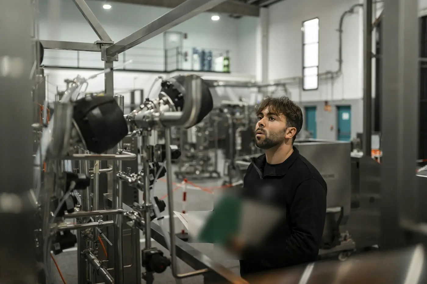 Techniker prüft eine Anlage mit Unterlagen