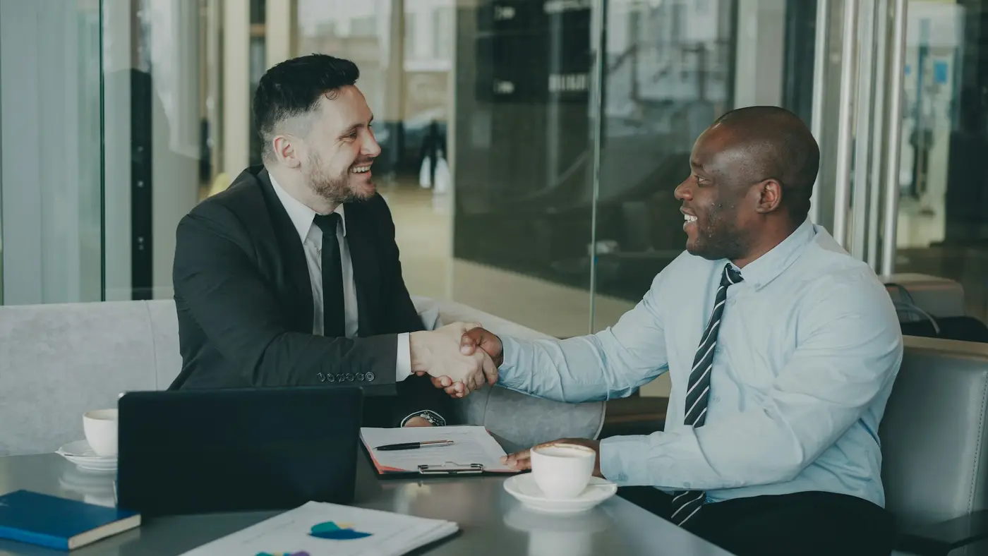 Zwei Geschäftspartner geben sich die Hand